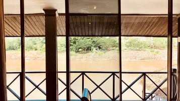 Habitación familiar, balcón, vista al río | Vista del balcón