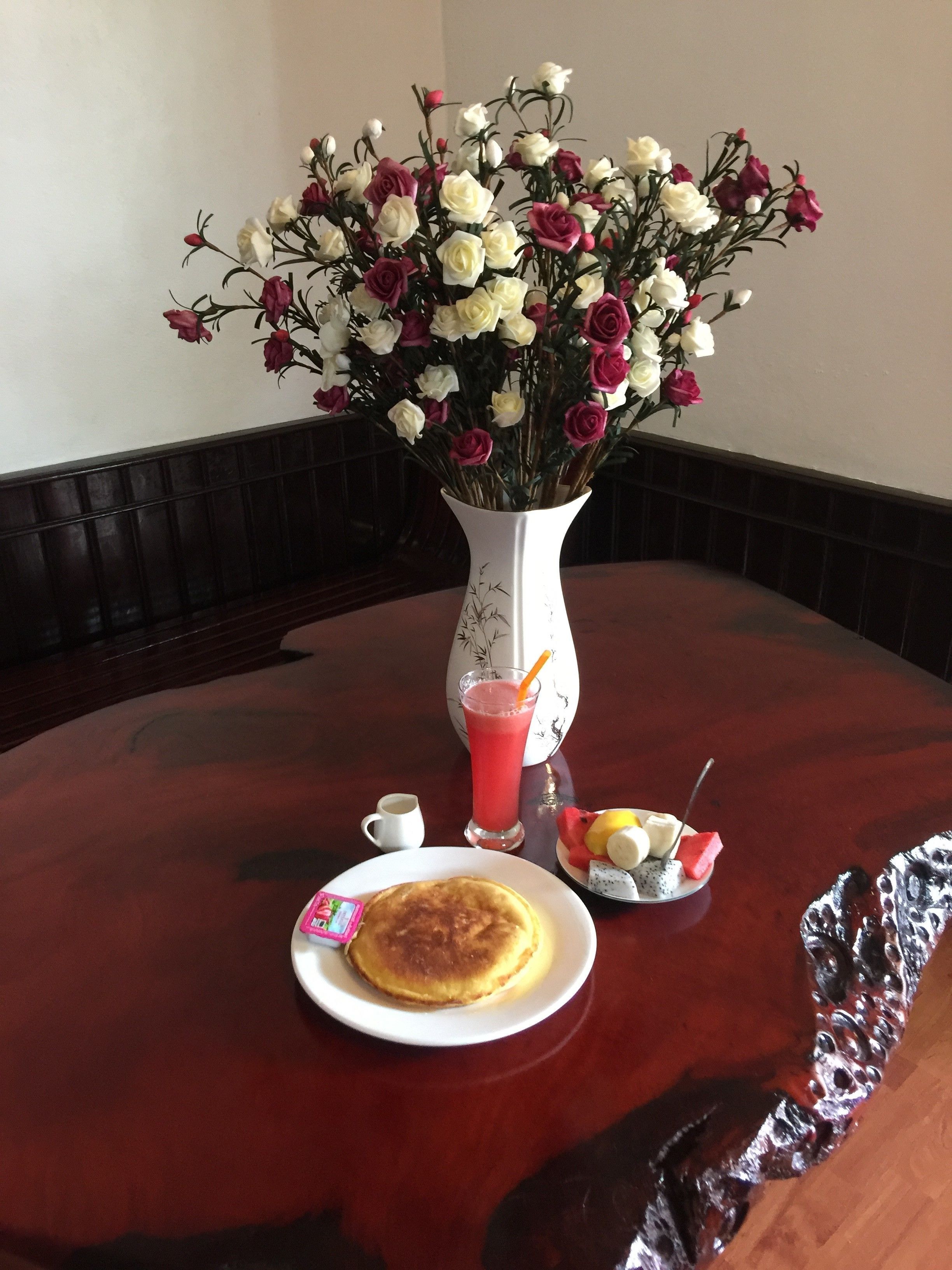 daily cooked-to-order breakfast (usd 5 per person)