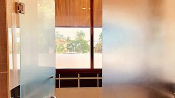 King Room with Balcony and River View | Bathroom | Shower, free toiletries, hair dryer, slippers