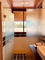 King Room with Balcony and River View | Bathroom | Shower, free toiletries, hair dryer, slippers