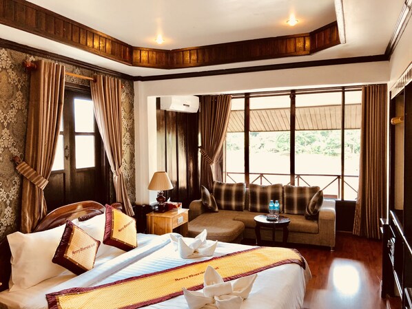 King Room with Balcony and River View | Room amenity - Merry Riverside Hotel (Luang Prabang)