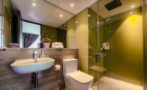 Apartment, 3 Bedrooms | Bathroom | Shower, free toiletries, hair dryer, towels