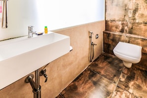Shower, free toiletries, towels - FabHotel Aksa International (Mumbai)