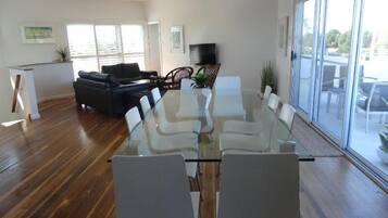 House, 4 Bedrooms | In-room dining