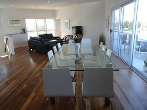 House, 4 Bedrooms | In-room dining