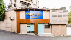 Fachada de hotel com uma placa de destaque que diz 'fab hotels Hill Park'.