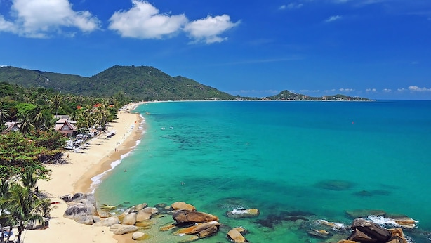 A beach with clear turquoise waters, a sandy shore, and lush greenery. - Samui Villa Whitney (Koh Samui)