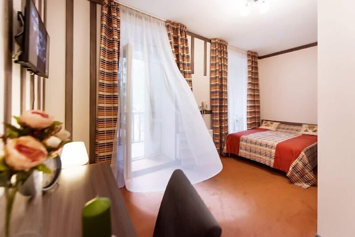 Habitación con 1 cama matrimonial o 2 individuales, vista al lago | Escritorio, cortinas blackout y insonorización