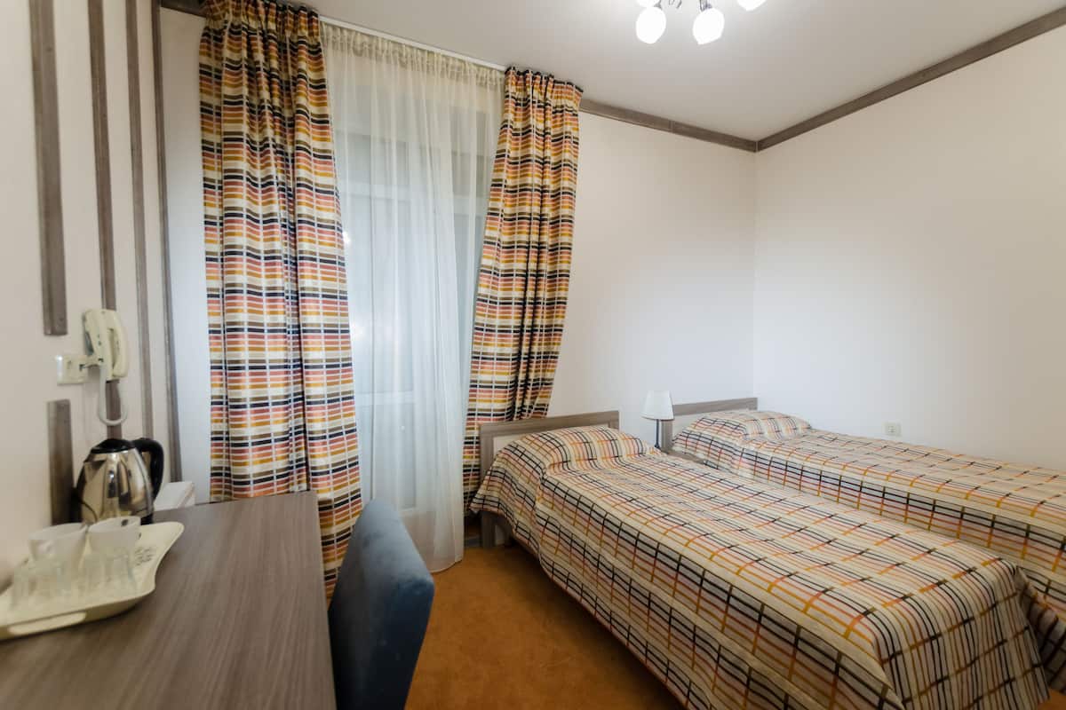 Habitación con 1 cama matrimonial o 2 individuales, vista al jardín | Escritorio, cortinas blackout y insonorización