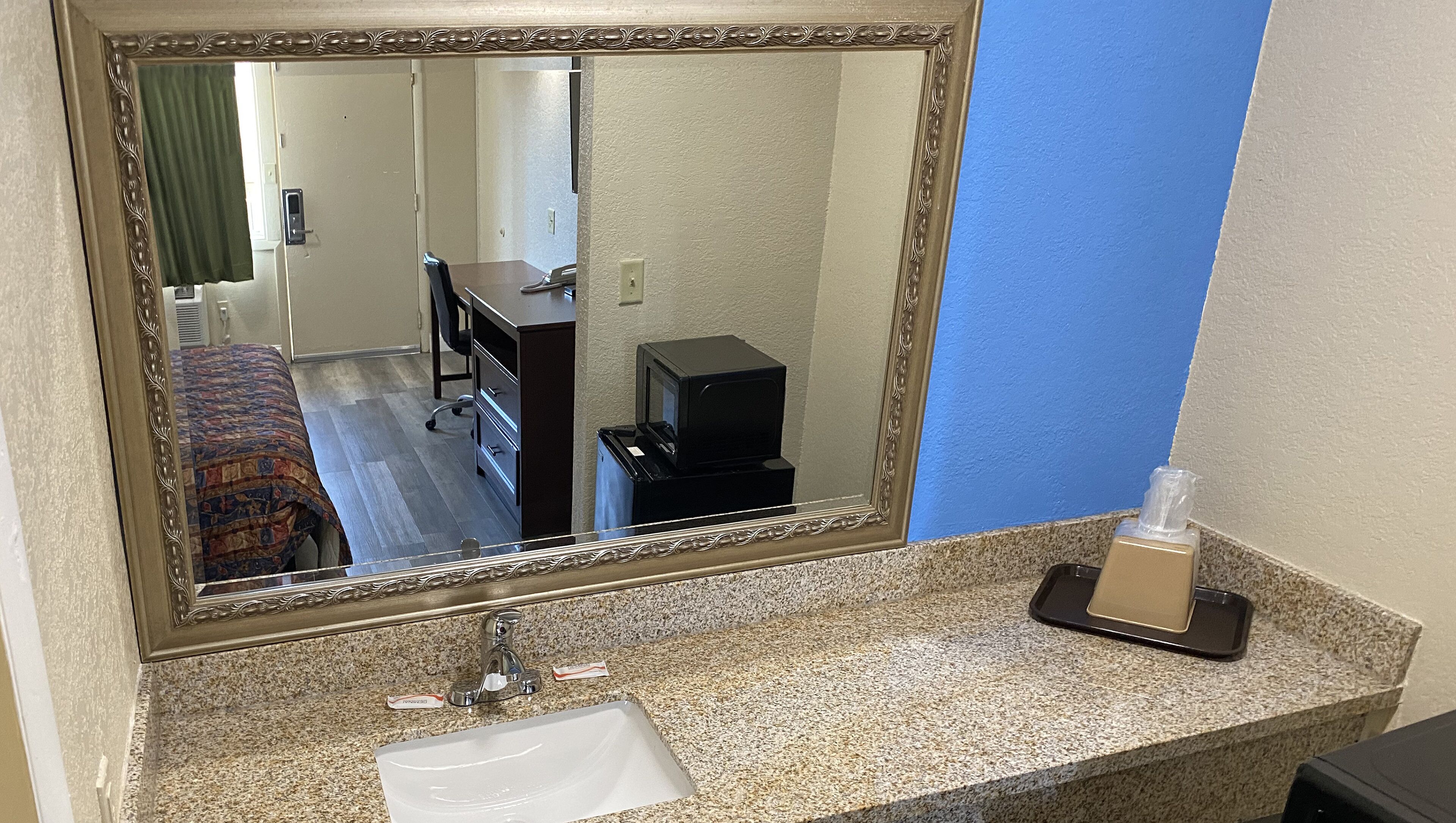 Combined shower/bathtub, towels