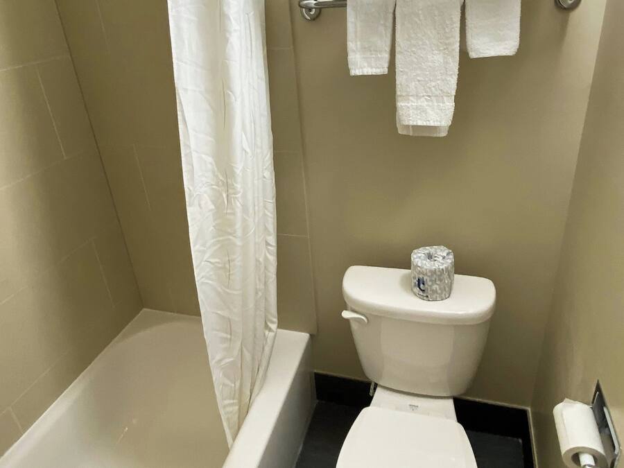 Combined shower/bathtub, towels