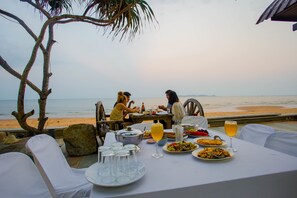 تناول الطعام بالخارج