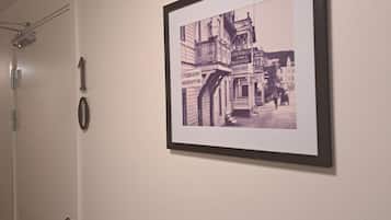 Fotografía en blanco y negro, enmarcada, de un edificio histórico en una pared.