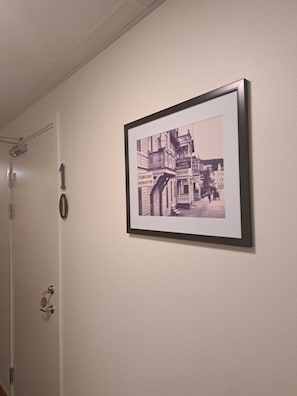 Fotografía en blanco y negro, enmarcada, de un edificio histórico en una pared.