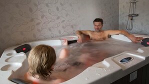 A hot tub with a leaf-patterned wall in the background. - Kramfors Stadshotell (Kramfors)