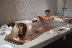 Indoor spa tub