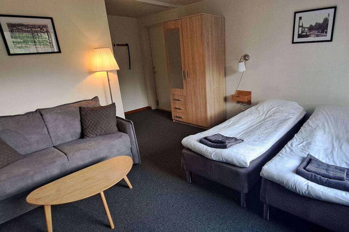 Familierom, flere senger | Blendingsgardiner, lydisolert, strykejern/-brett og wi-fi (inkludert)