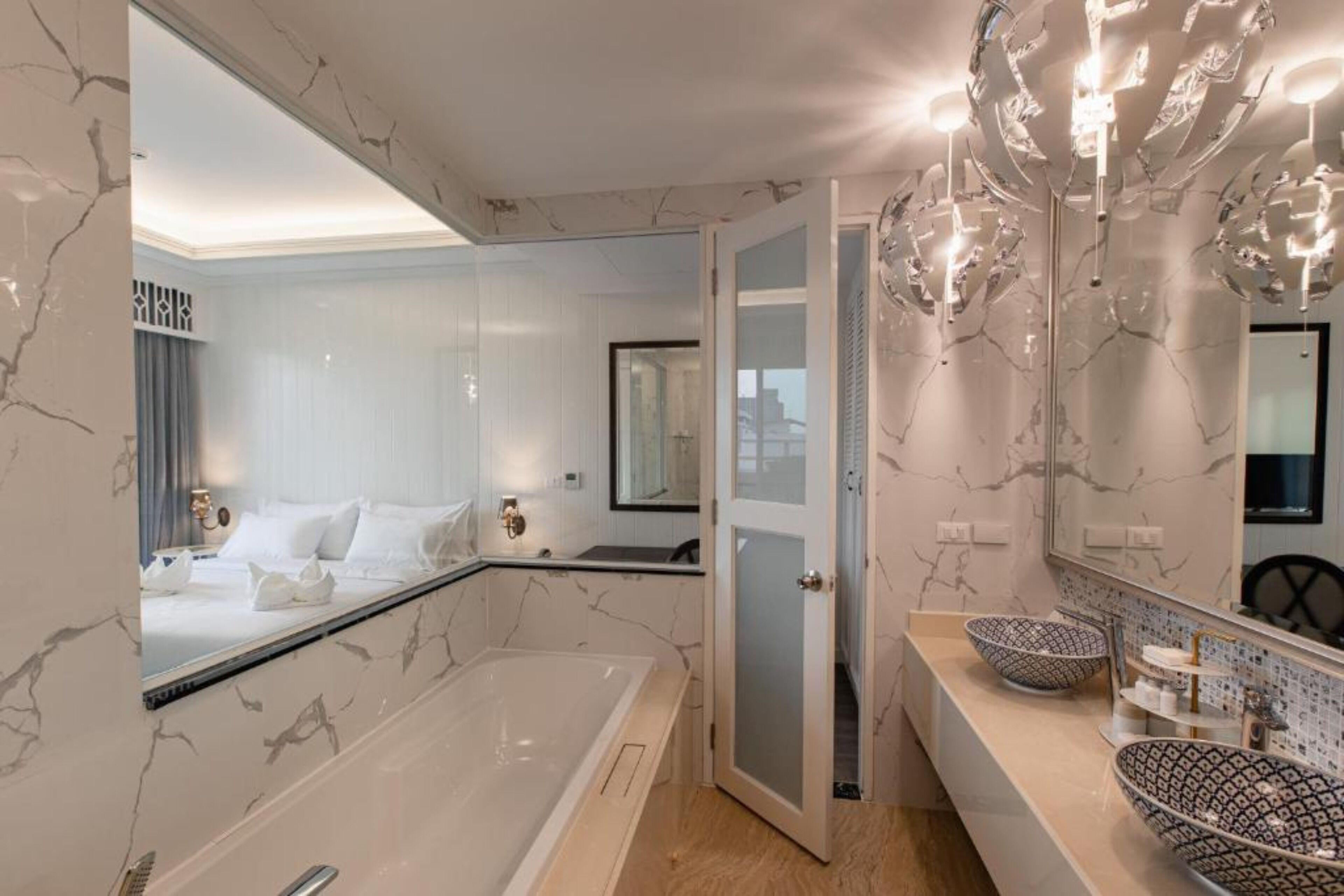suite, 2 bedrooms | bathroom | free toiletries, hair dryer, bathrobes, slippers