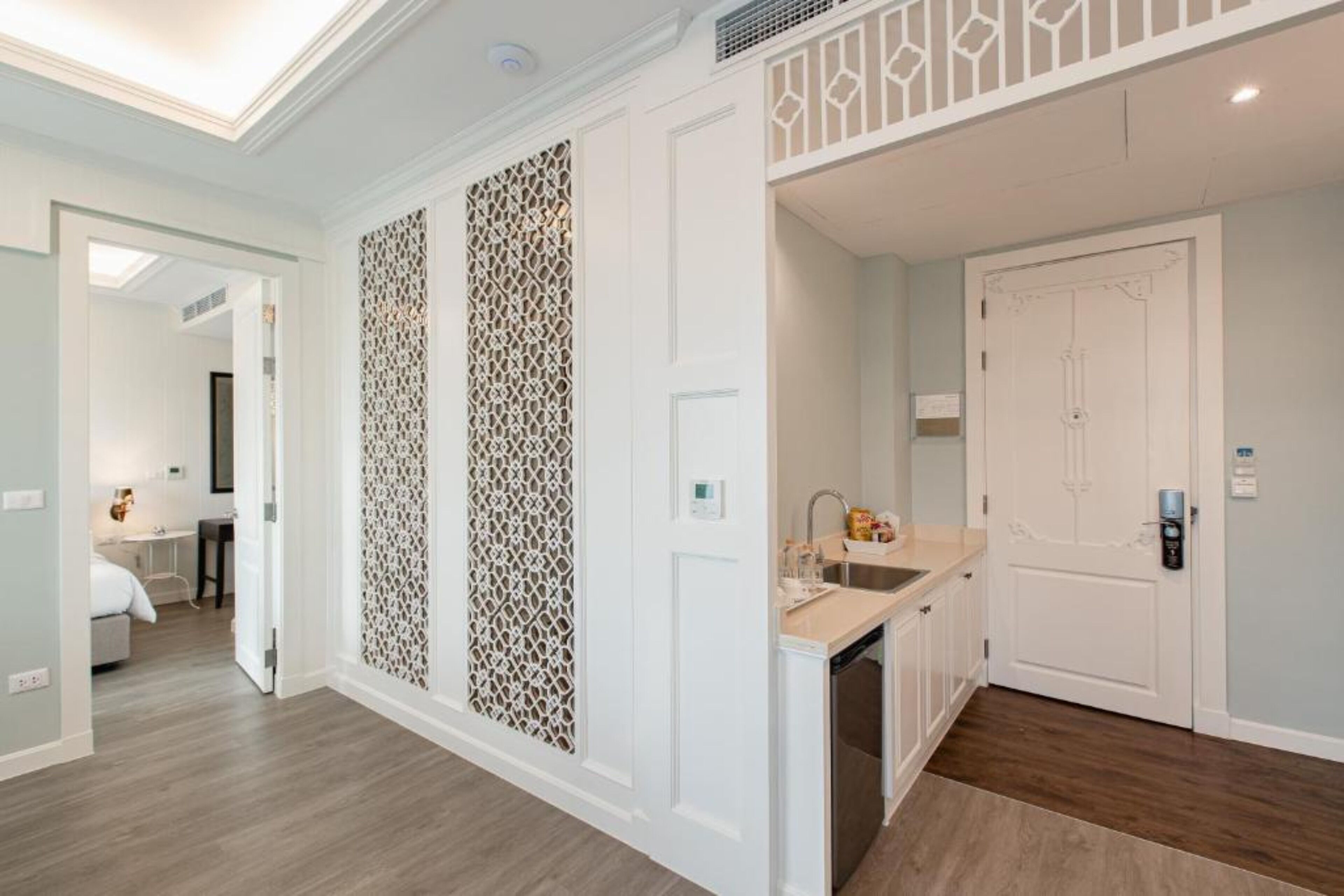 suite, 2 bedrooms | living area | flat-screen tv