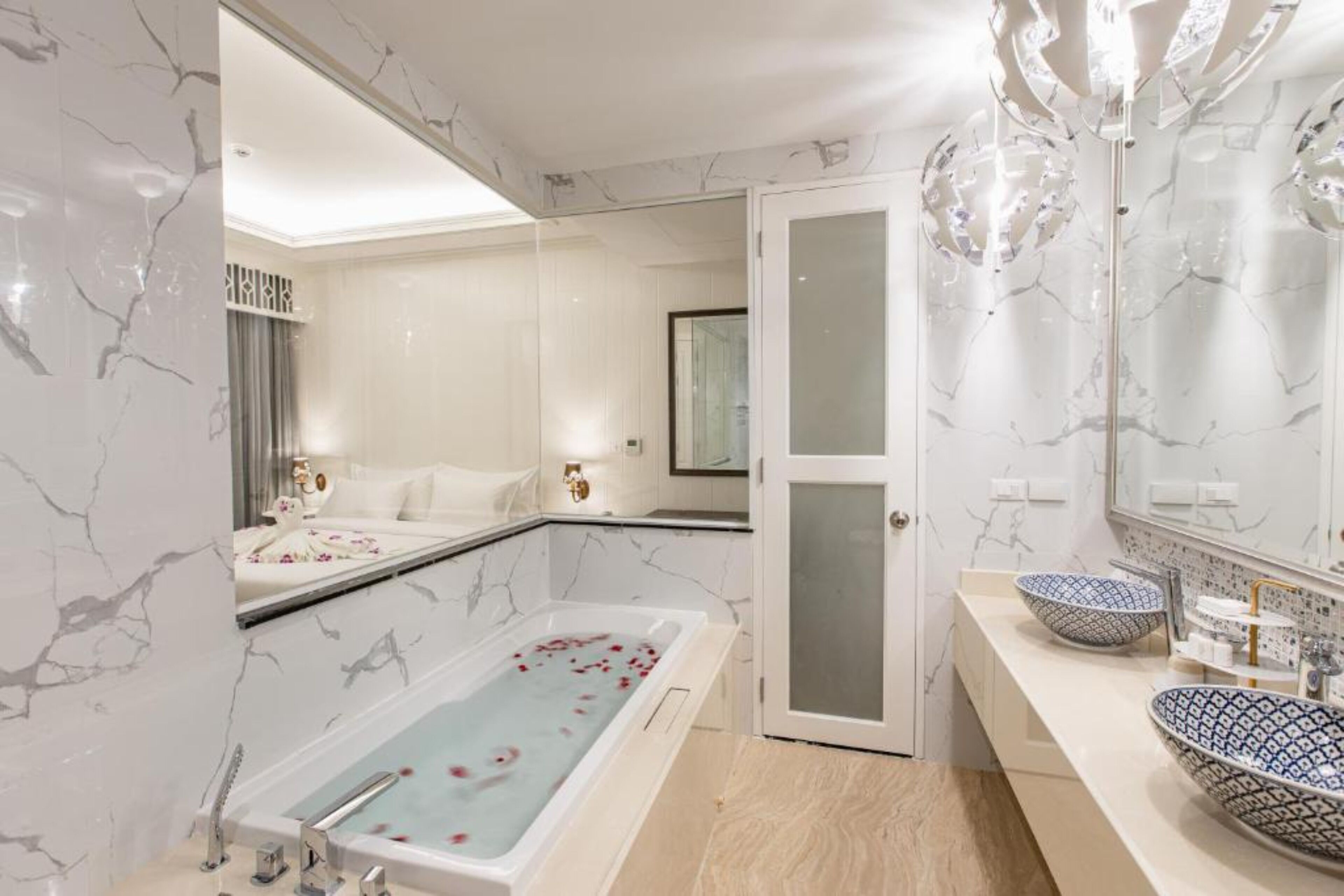 suite, 2 bedrooms | bathroom | free toiletries, hair dryer, bathrobes, slippers