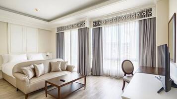 Premier Room, 1 King Bed | Desk, laptop workspace, blackout drapes, soundproofing