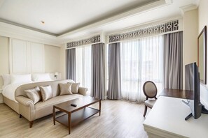 Quarto premier, 1 cama King | Escrivaninha, espaço de trabalho para notebook, cortinas blackout