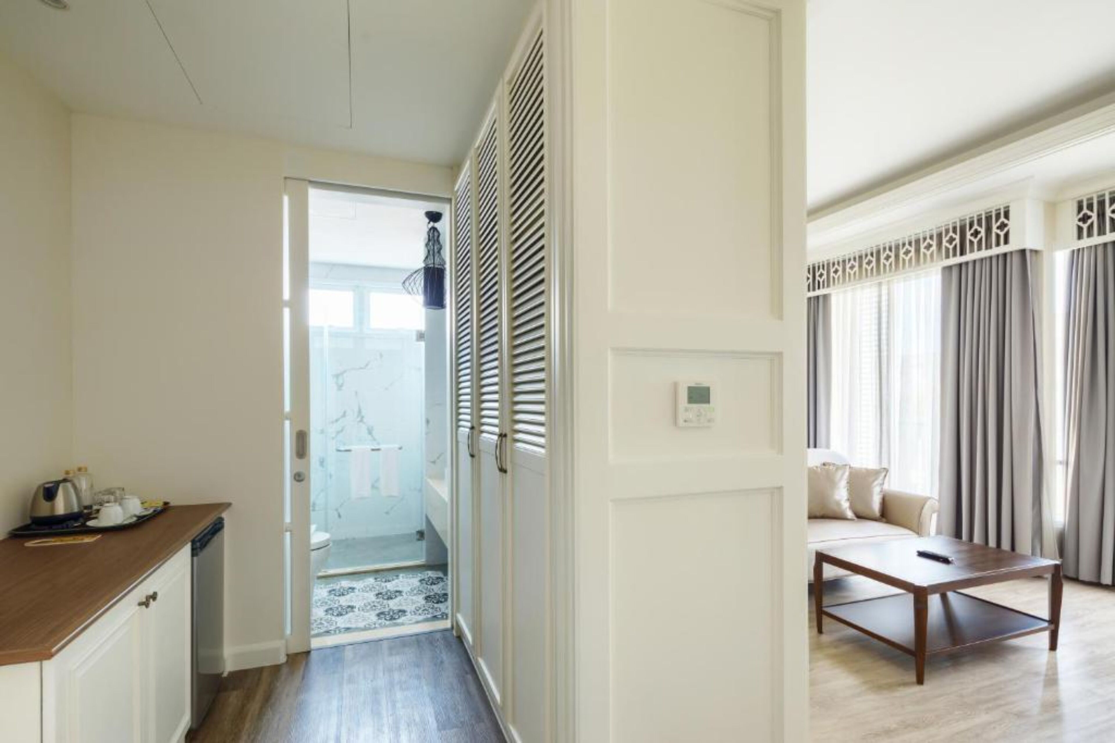 premier room, 1 king bed | living area | flat-screen tv