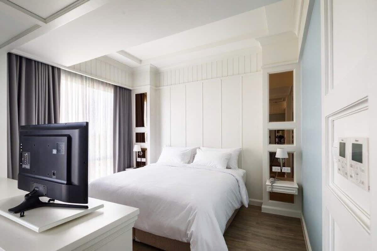 2 bedrooms, desk, laptop workspace, blackout curtains