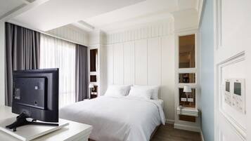 Premier King Connect Suite | Desk, laptop workspace, blackout curtains, soundproofing