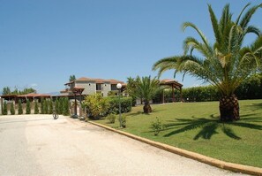 Property grounds - Hotel Afrika (Aigialeia)