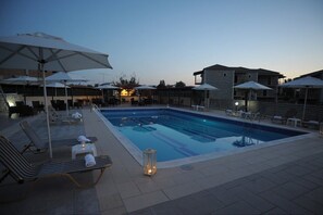 Seasonal outdoor pool, pool umbrellas, pool loungers - Hotel Afrika (Aigialeia)