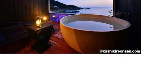 Chambre Double, vue mer (Ground Floor) | Baignoire relaxante profonde