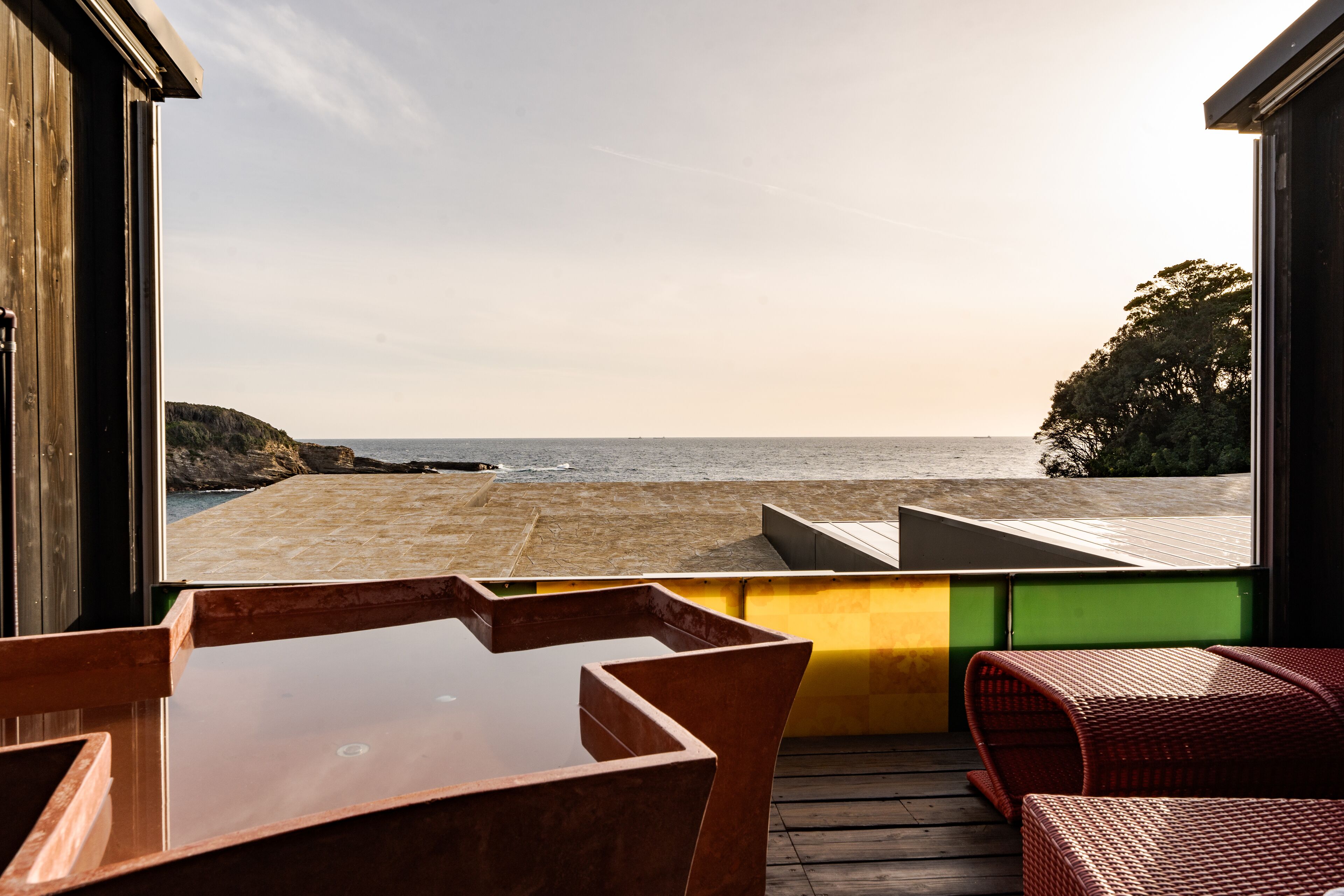 Een aparte badkuip en douche, een bronwaterbad, gratis toiletartikelen