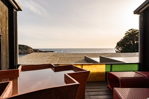 独立的浴缸和淋浴、泉水浴缸、免费洗浴用品、吹风机