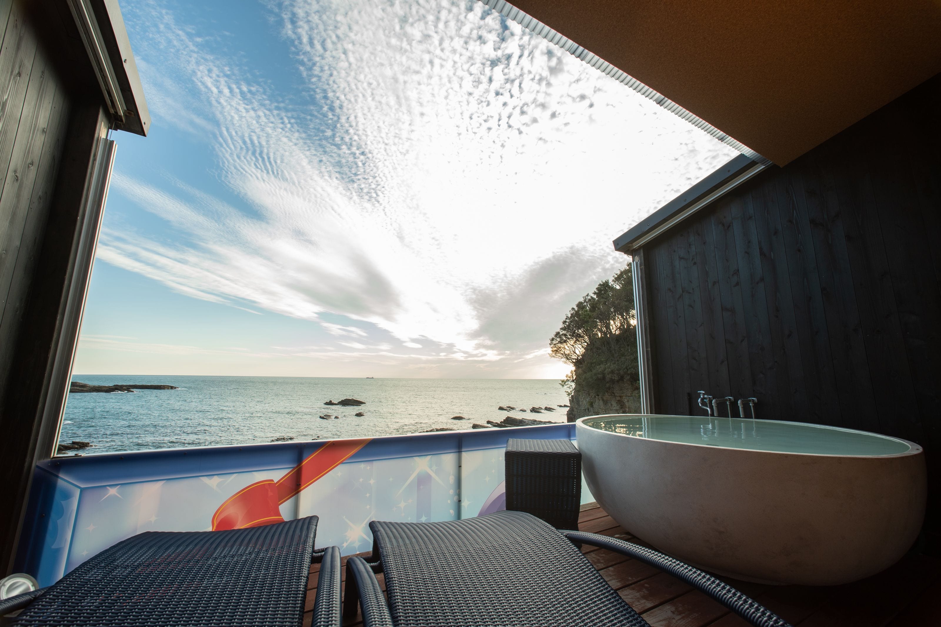 Tweepersoonskamer, uitzicht op zee (Ground Floor) | Woonruimte | Een televisie