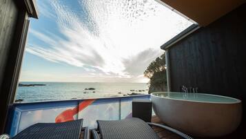 Tweepersoonskamer, uitzicht op zee (Ground Floor) | Woonruimte | Een televisie