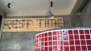 Un letrero con la inscripción 'REST TIME' colgado de una tabla de madera.