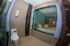 Superior Twin | Bathroom | Shower, rainfall showerhead, free toiletries, towels - Rest Time Hotel (Nong Khai)