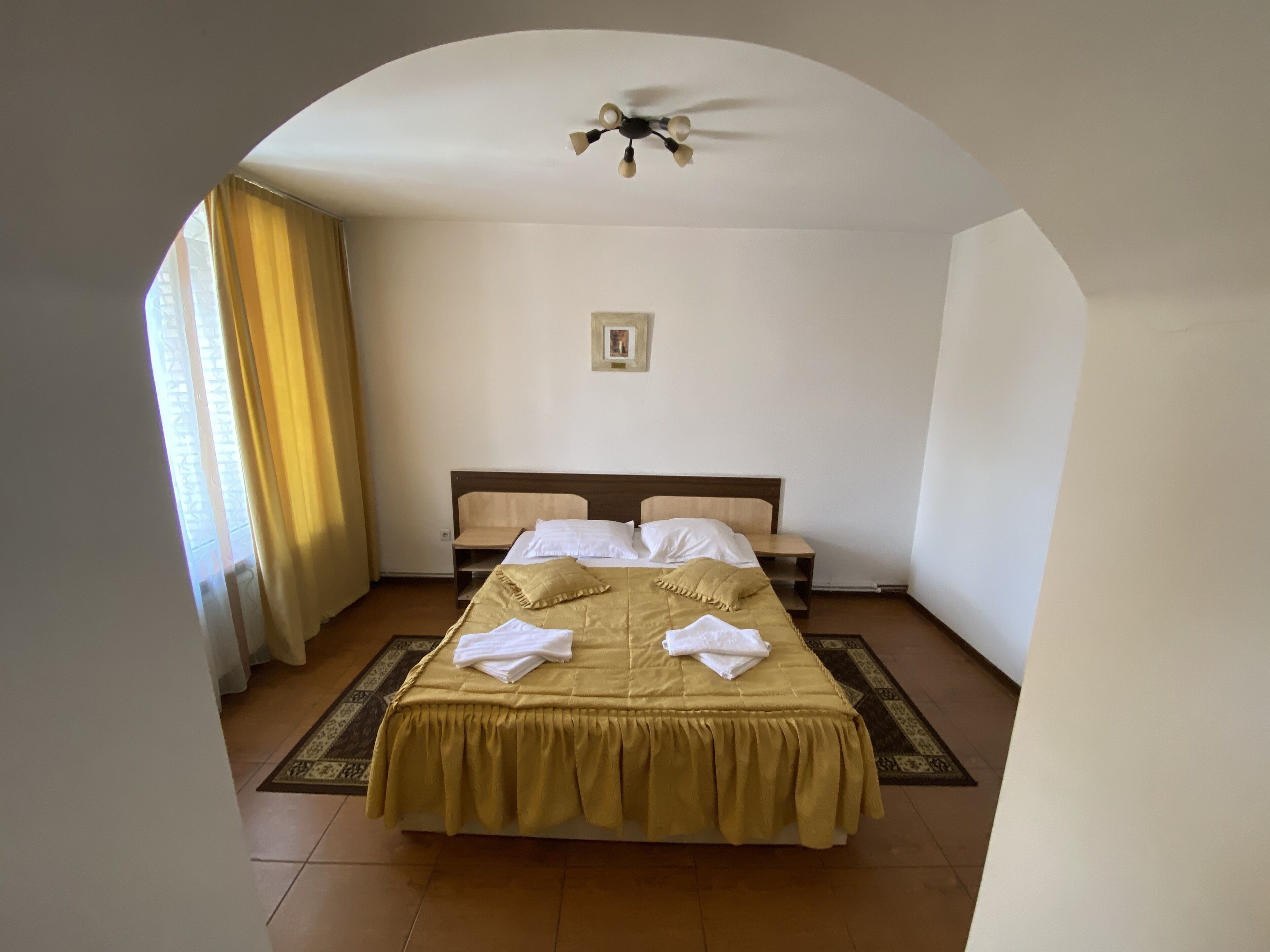 Iron/ironing board, bed sheets, wheelchair access