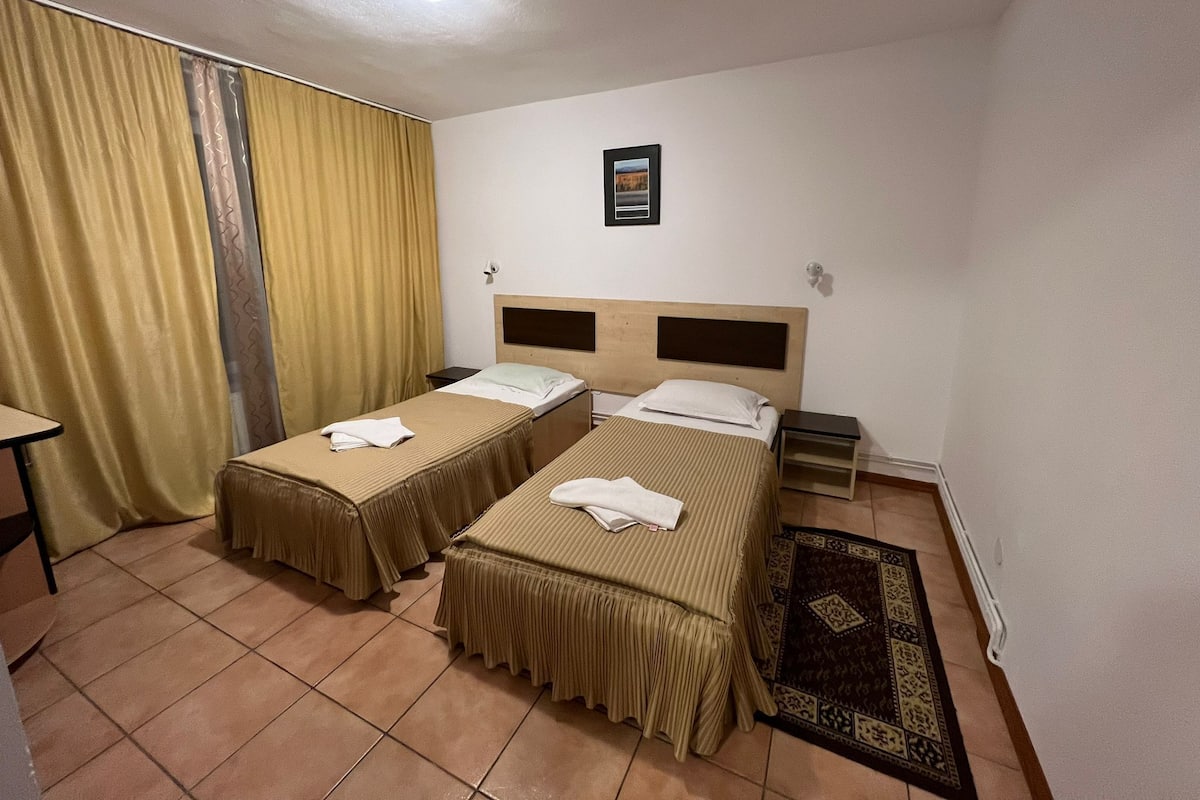 Apartamento Premium, 2 habitaciones | 1 dormitorio, tabla de planchar con plancha, ropa de cama