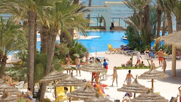 Piscine couverte, 2 piscines extérieures, parasols de plage