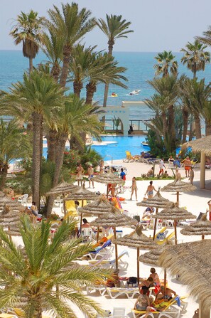 Piscina coberta, 2 piscines a l'aire lliure, para-sols i gandules 
