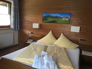Habitación triple, 1 cama doble con sofá cama, balcón | Ropa de cama hipoalergénica, caja fuerte, decoración individual