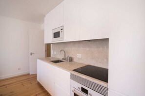 Fridge, microwave, oven, stovetop - Alfama Premium by Homing (Lisbon)