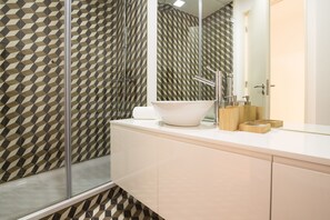 Apartment, 2 Bedrooms, Smoking, 2 Bathrooms | Bathroom | Shower, free toiletries, hair dryer, towels