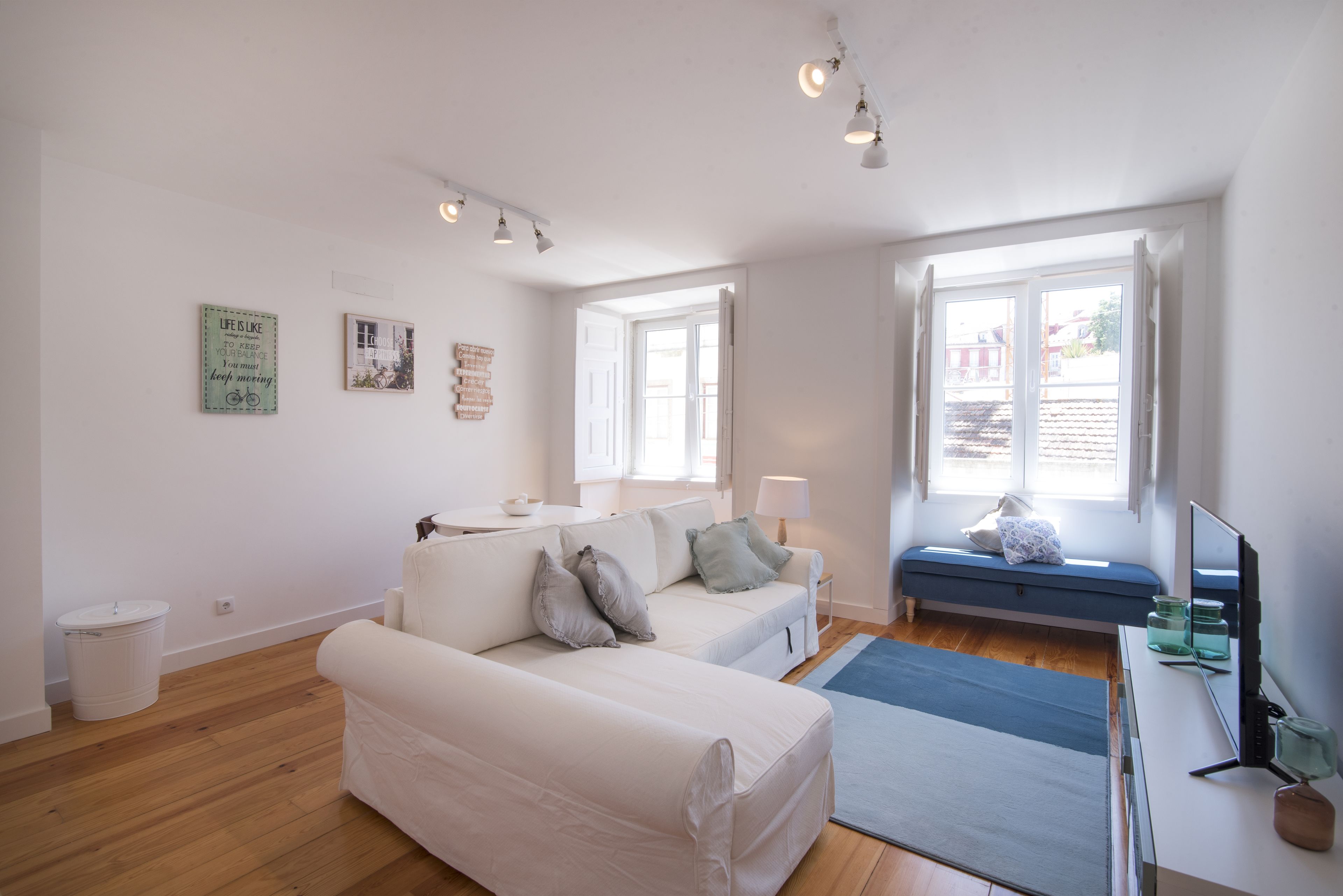 Appartement, 2 slaapkamers, roken, 2 badkamers | Woonkamer | Een flatscreentelevisie