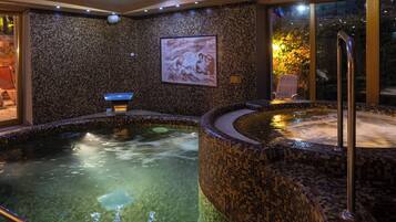 Piscine couverte, accès possible de 08 h 00 à 21 h 00, chaises longues