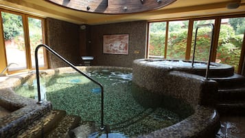 Innendørsbasseng og solsenger