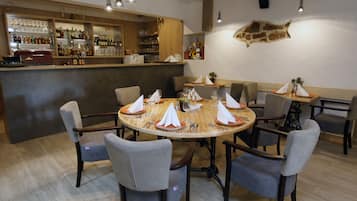 Se sirve cocina regional (con vistas al jardín)