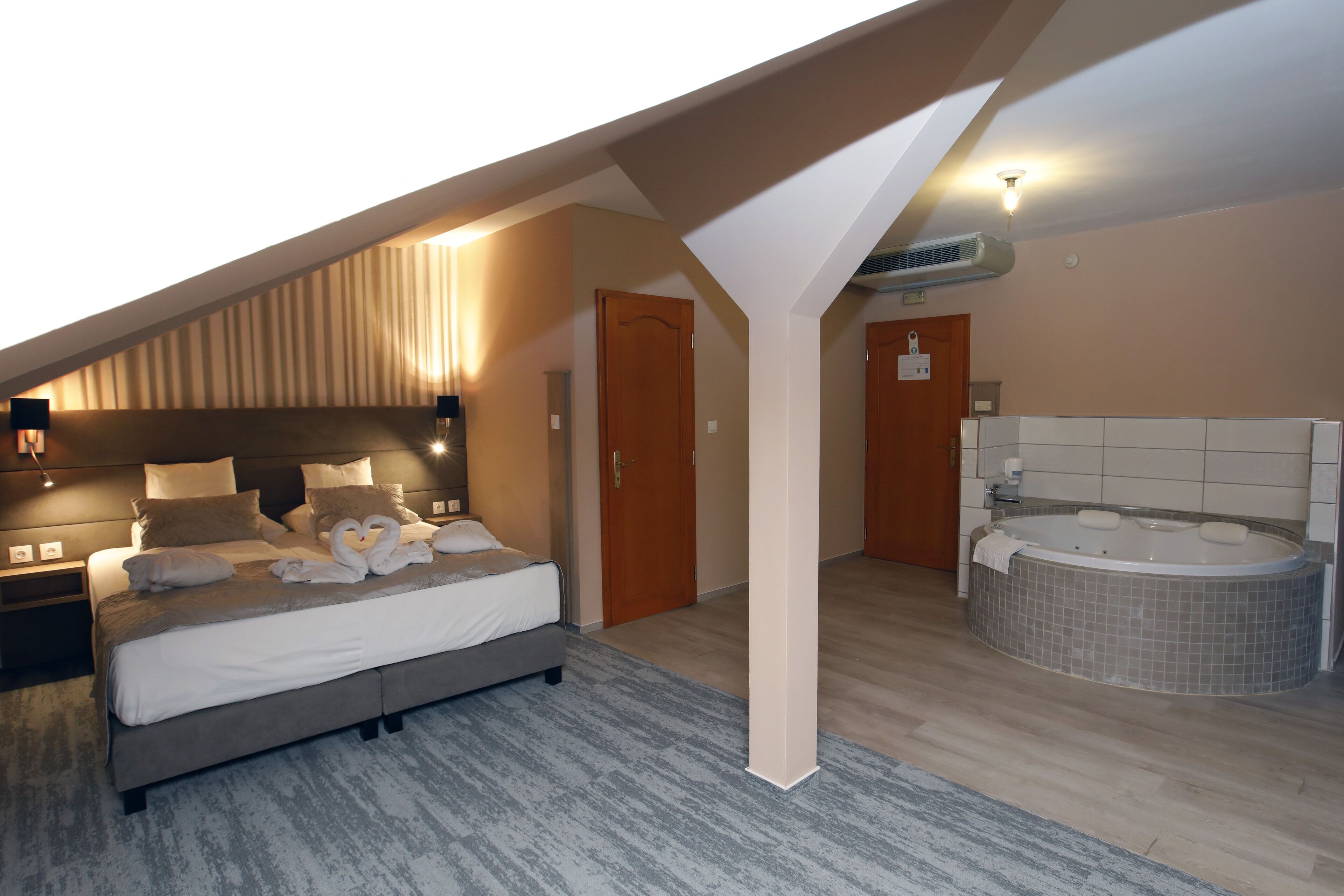 Quarto luxo, 1 cama Queen, banheira de imersão | Frigobar, cofres nos quartos, escrivaninha, cortinas blackout